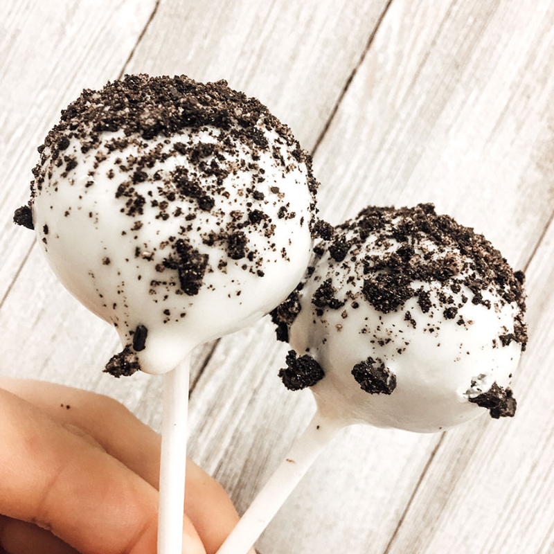 Oreo Cake Pops Main Image