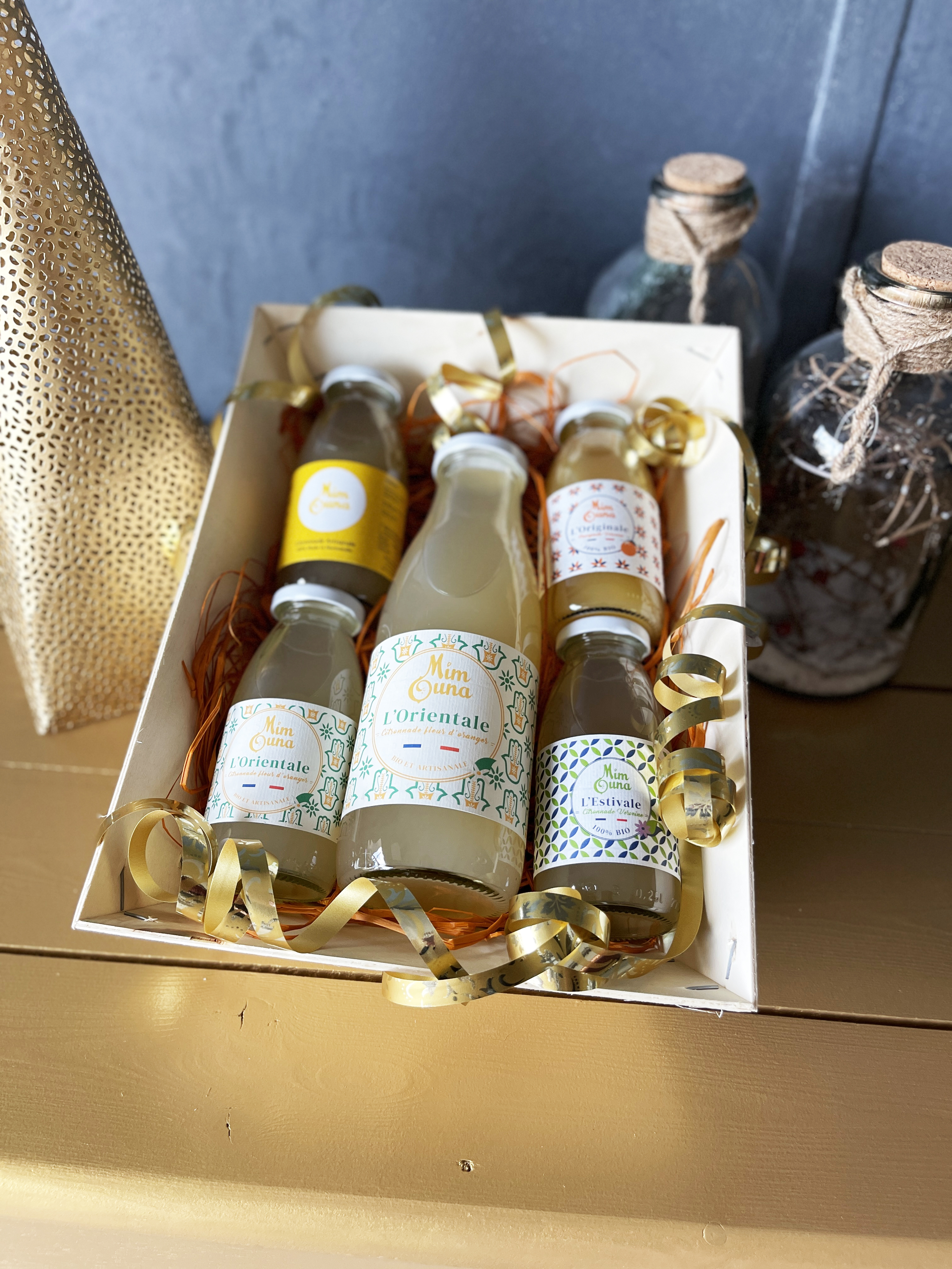 Bourriche avec 1 grande bouteille & 4 petites bouteilles