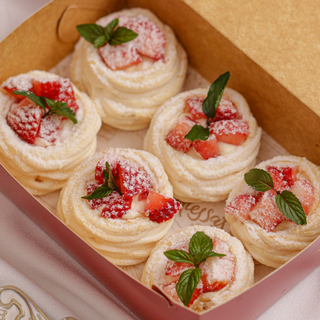 MINI STRAWBERRY PAVLOVA (Seasonal) Box of 12 - Thumbnail 3