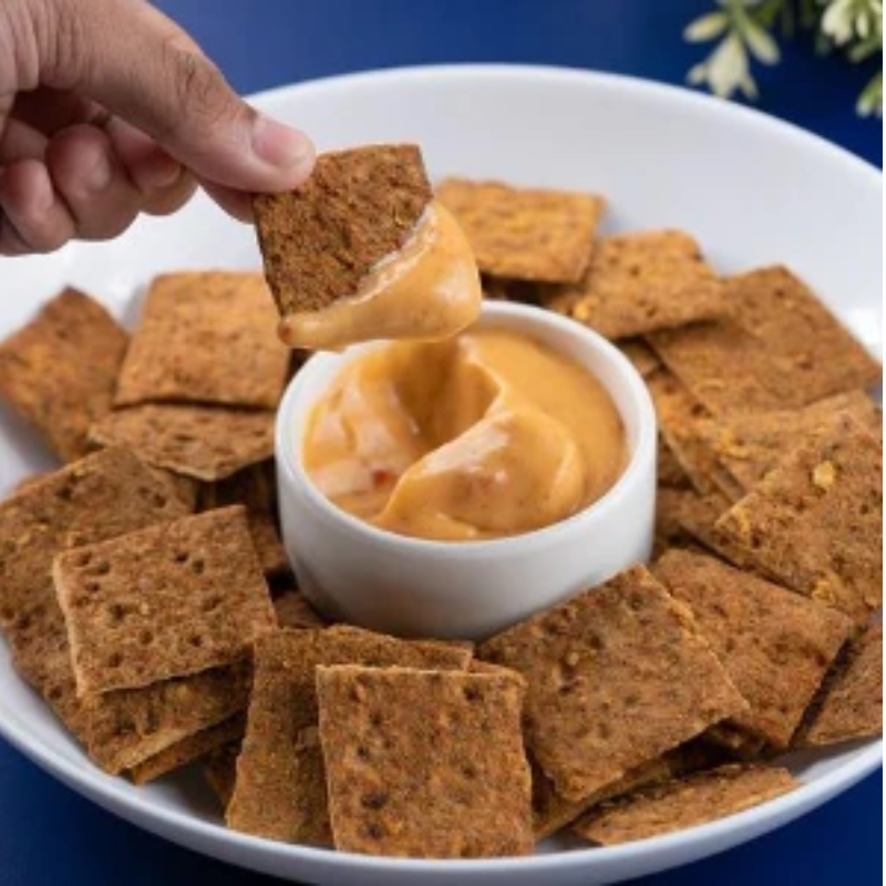 Chilly Garlic Oats Crackers with Peri Peri Cheese Dip (65g) Main Image