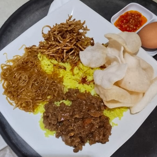 Nasi Kuning Daging Sapi