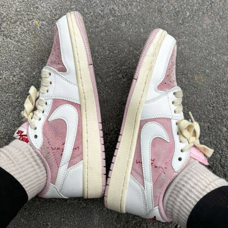 Travis Scott x Nike AJ1 Shy Pink