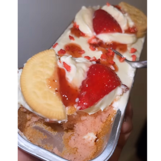 Strawberry & Kreme Kake - Thumbnail 3