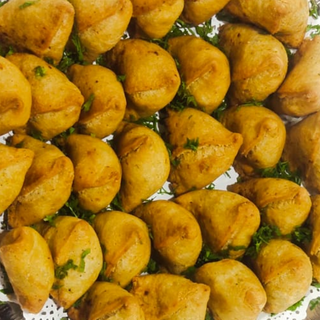 سمبوسة هندية بالبطاطس حارة    Indian samosas with potatoes, spicy 