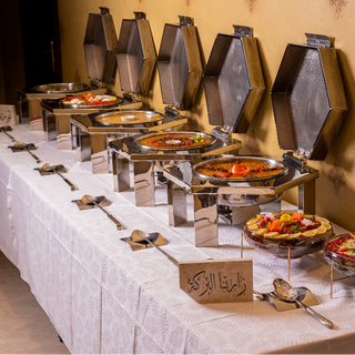 طاولة بوفيه مع مفرش  Buffet table with tablecloth