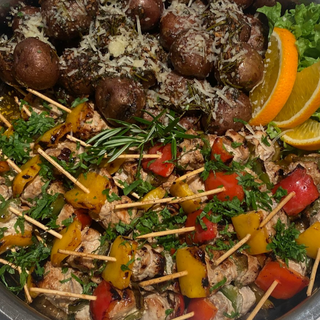   شيش طاووق مع بطاطس صغيرة . grilled chicken with baby potato