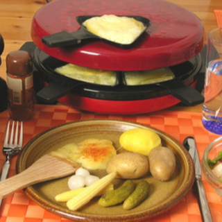 Raclette mit Kartoffeln, Silberzwiebeln und Gürkli