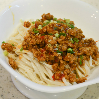 D4) Beef Zhajiang Noodles 牛肉炸酱拉面