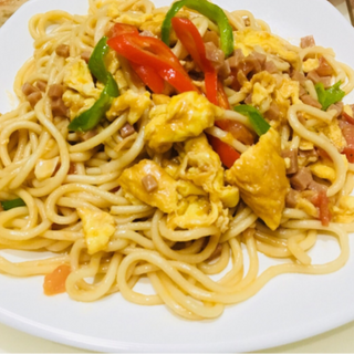 D6) Stir-Fried Egg Noodles 鸡蛋炒拉面