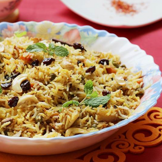 Veg Dum Biryani (1000ml): Include Raita and Salan