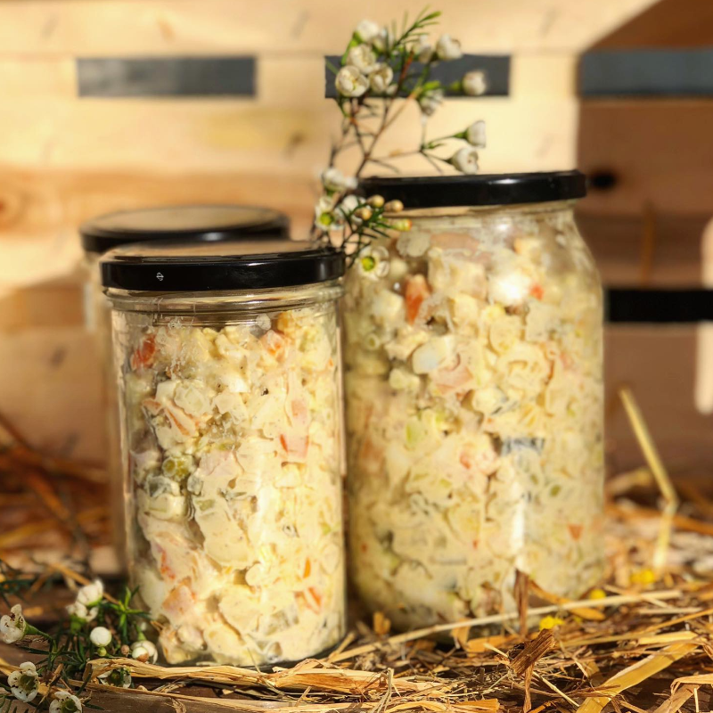 Tradycyjna sałatka warzywna z kiełbasą od Pana Kiełbaski