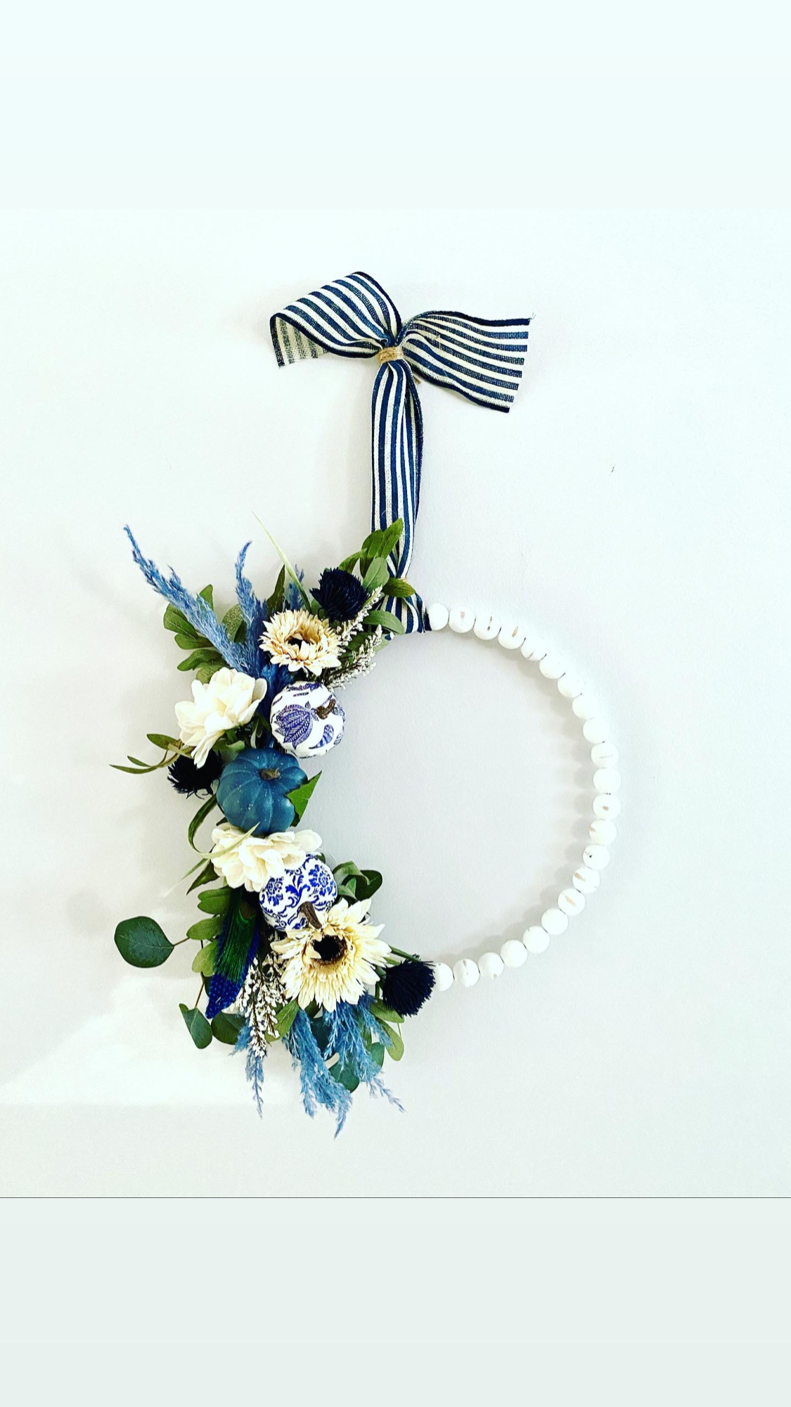 White wood bead wreath shades of blue (20 in)