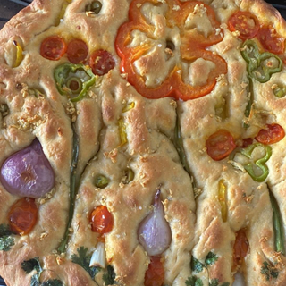 Focaccia de Pimientos, tomates, cebollas, aceitunas, cebollín y ajo (8”x11”)