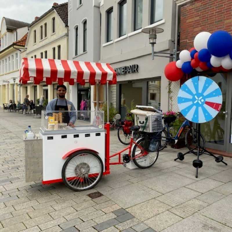 Mobiler Eiswagen mit Eis für 800 Kugeln