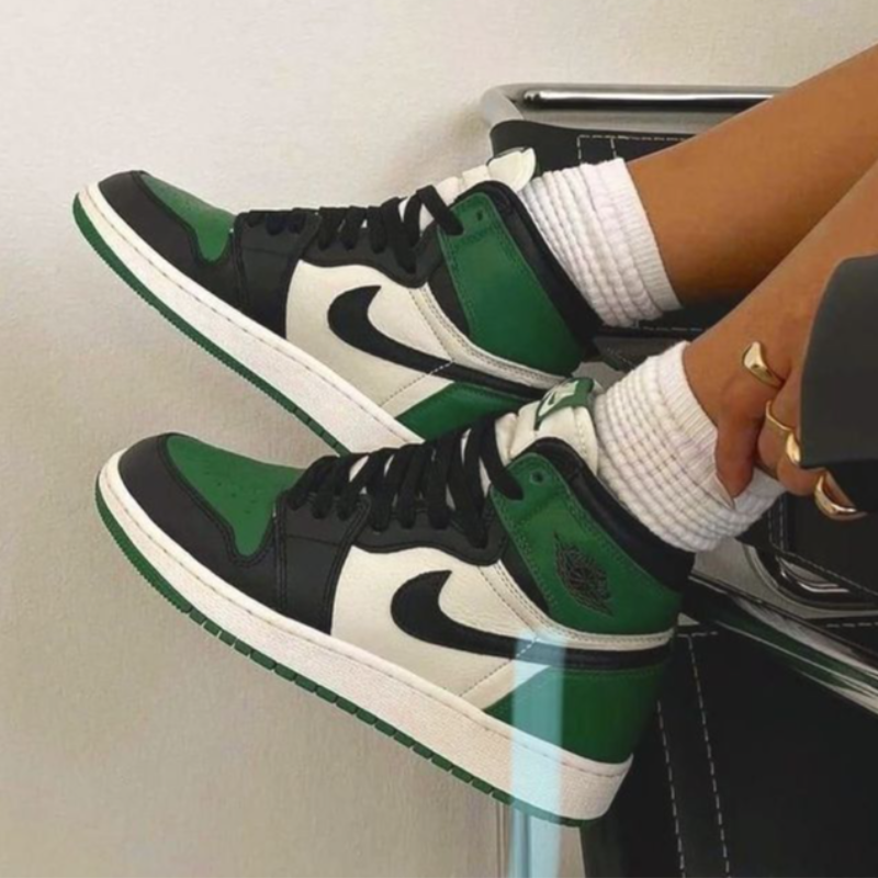 Nike Air Jordan 1 Retro High OG 'Pine Green' Main Image