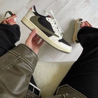 Travis Scott x Wmns Nike Air Jordan 1 Retro Low OG SP 'Olive' - Thumbnail 6