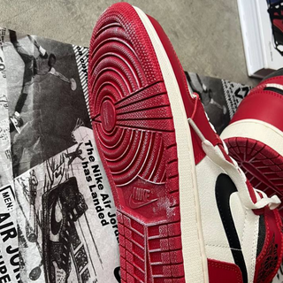 Nike Air Jordan 1 Retro High OG 'Chicago Lost & Found' - Thumbnail 2