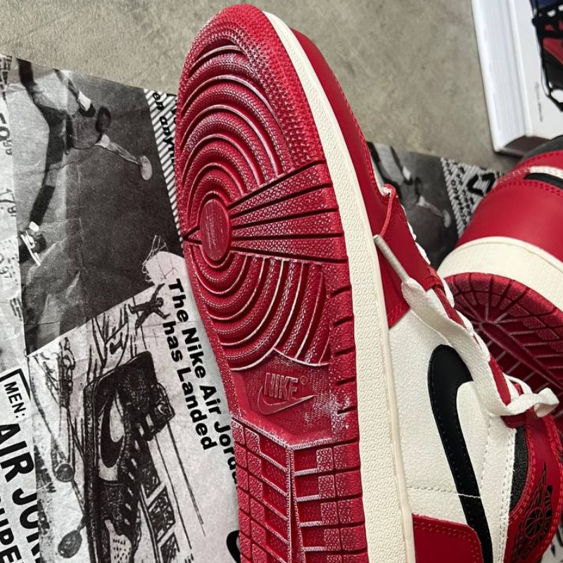 Nike Air Jordan 1 Retro High OG 'Chicago Lost & Found' - Thumbnail (Preview) 2