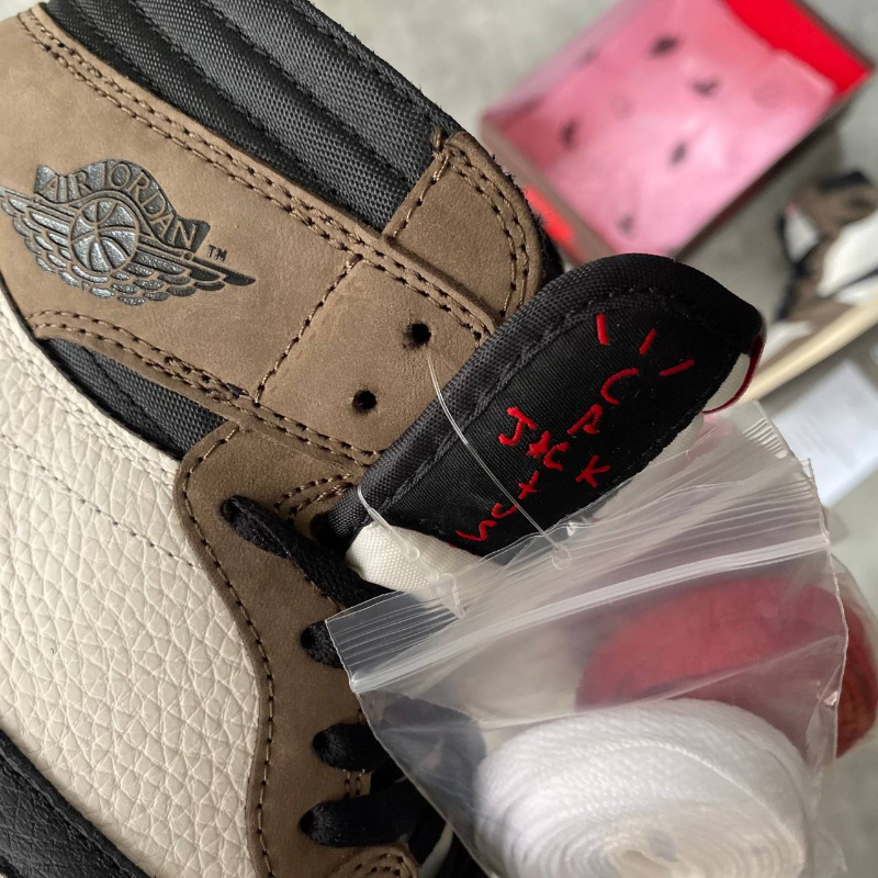 Travis Scott x Air Jordan 1 Retro High OG 'Mocha' - Thumbnail (Preview) 4