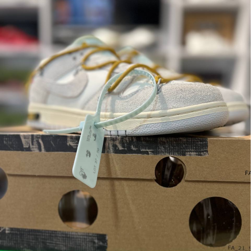 Off White x Nike Dunk  Low “Lot 37”  - Thumbnail (Preview) 3