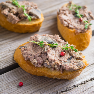 Pate Pruneau con ciruelas remojadas en Oporto. 