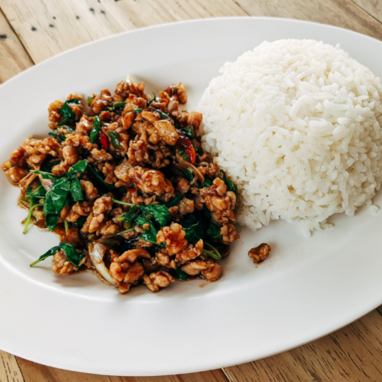 Cerdo Coreano Picante sobre Arroz con Kimchi