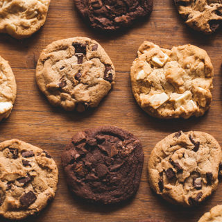 ¡Galletas mixtas! Nuez de Macadamia y chocolate blanco, Avena y Arándano, Chispas de Chocolate, Nuez de Castillo y Jarabe de Maple, Chocolate Oscuro, Y Galletas de Mantequilla Cítricas