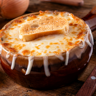 Sopa de cebolla francesa cubierta con queso Emmental 