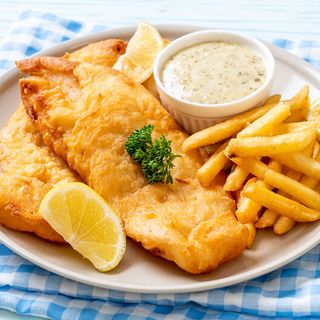 Pescado frito con patatas سمك مقلي مع بطاطس