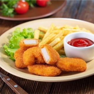 نجتس دجاج وبطاطس Nuggets de pollo y patatas