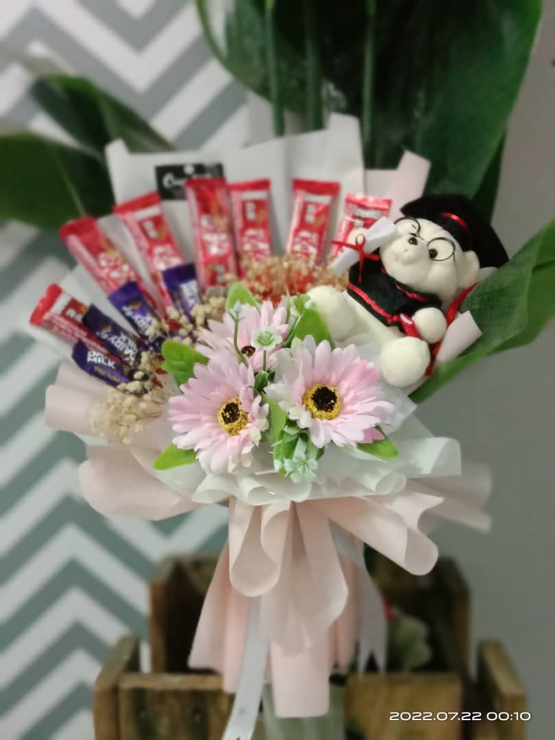 Mix Chocolate Bouquet WITH BEAR - FREE BALLON GRADUATION Main Image