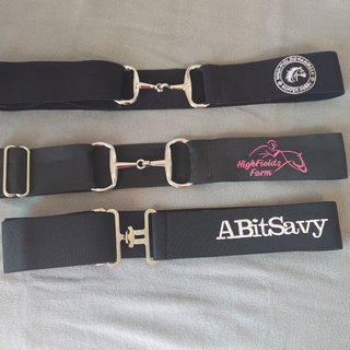 Elastic belt with snaffle bit buckle with embroidery.